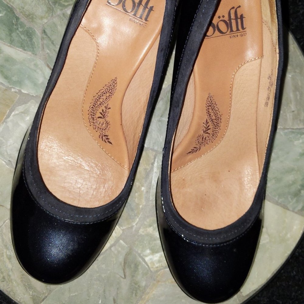 Navy  Pumps